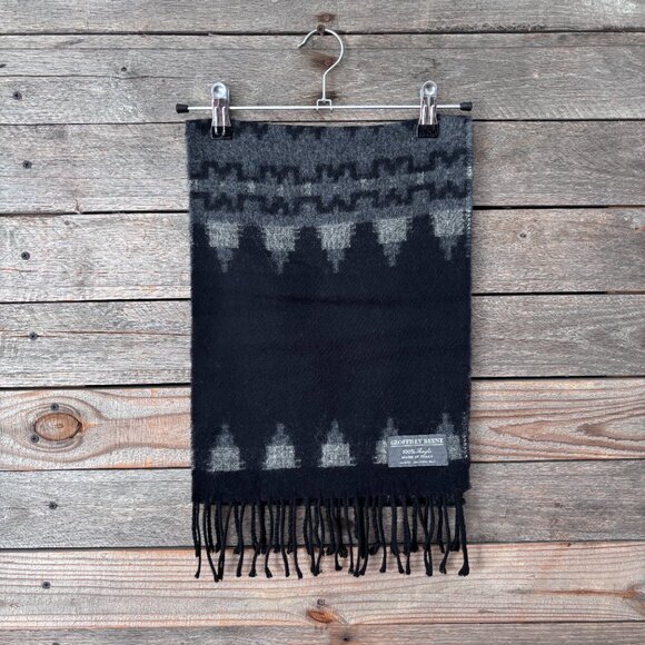 Geoffrey Beene Italian Black & Grey Soft 100% Acrylic Scarf with Fringe - Picture 1 of 3